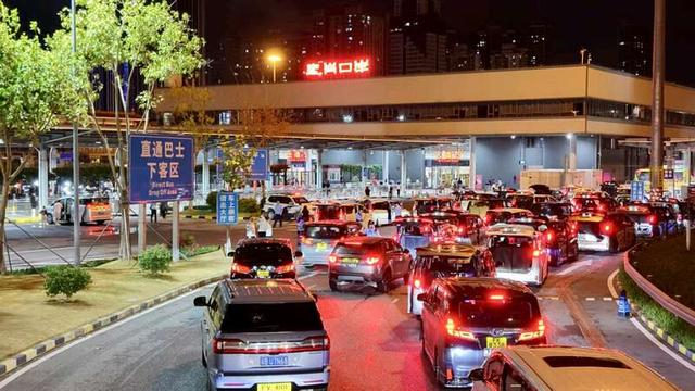 等待通关的车辆排起长龙。皇冠边检站供图