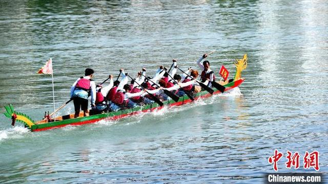 图为龙舟队在水面角逐。吴练勋 摄