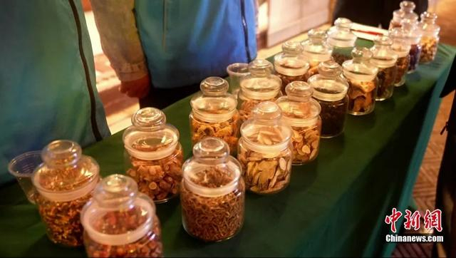 夜市摊位前陈列着各类中药。樟树市委宣传部供图