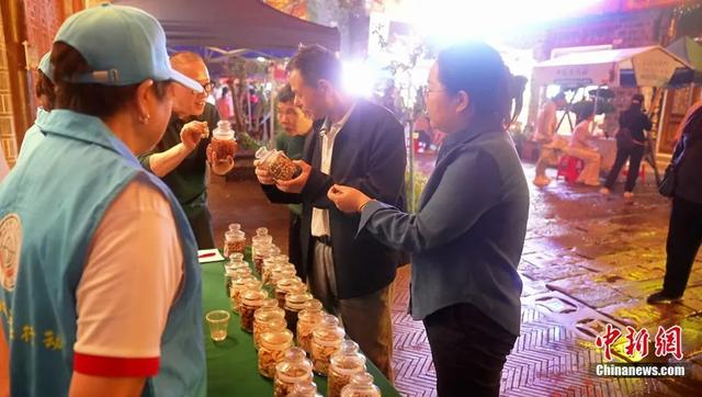 游客正在了解中药。樟树市委宣传部供图