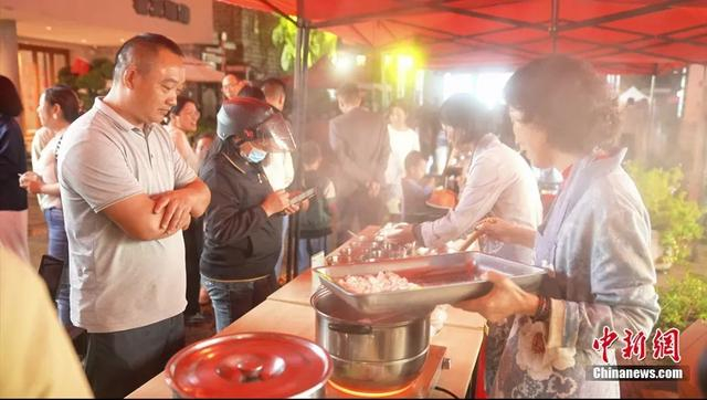 游客在夜市里品尝中医药水饺。樟树市委宣传部供图