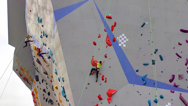 （攀向高点 王建明摄）