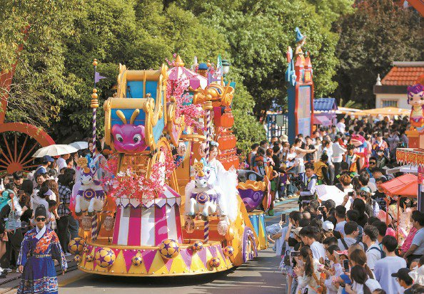             昨天，上海欢乐谷花车巡游吸引了众多游客 本报记者 陶磊  通讯员 姜辉辉 摄          