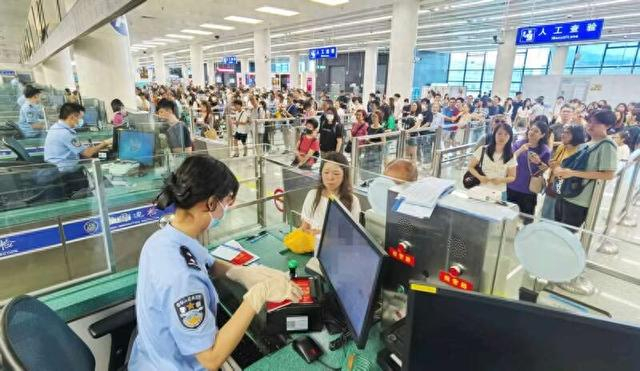 深圳口岸迎来出入境客流高峰。皇岗边检站供图