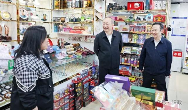 北京市委书记尹力察看商品售卖情况。微信公众号“识政”图