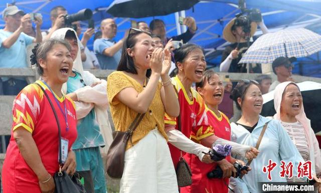 图为观赛民众在为参赛队伍加油。龚普康 摄