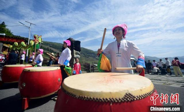 5月2日，在广西桂林市龙胜各族自治县龙脊古壮寨，村民在“开耕节”上击鼓迎宾。潘志祥 摄