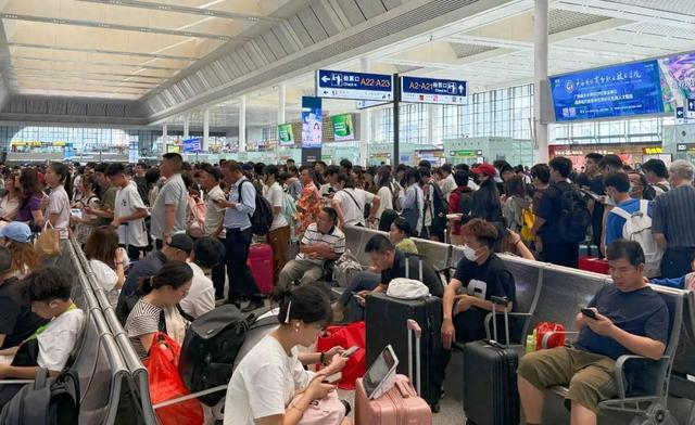 南宁东站开启“人山人海”模式。黄婷婷 摄 