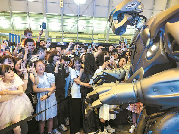             2025深空AI智能机器人互动体验展在上海汽车会展中心举行。昨天，不少家长带着孩子前来现场体验  杨建正  摄          