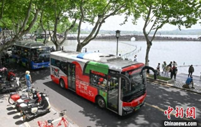 5月1日，杭州西湖边的北山街车流密集。 王刚 摄