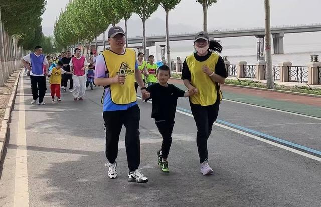 5月2日，“沙漠看海·中国乌海”2025环乌海湖全民欢乐跑燃动全城。张舒怡 摄