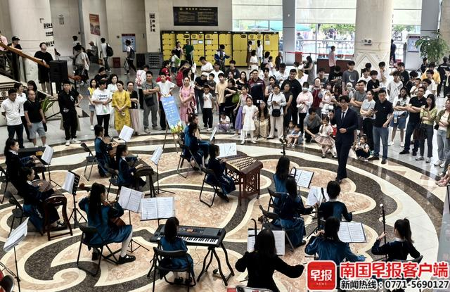 市民正在围观民乐展演。南国早报全媒体记者 陆欣楠摄