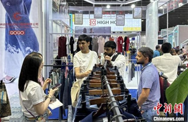 5月2日，多名境外采购商在第137届广交会第三期了解中国服装产品的情况。中新社记者 程景伟 摄
