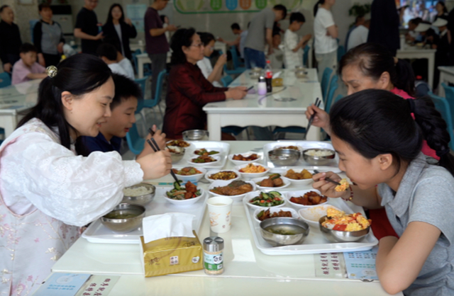 游客们在东海县政府食堂内就餐。图片来源：“东海发布”微信公众号