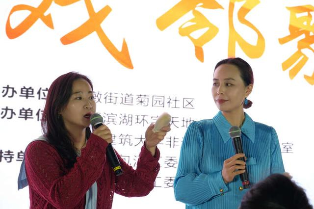 徽笔非遗传承人陈燕（左）进行介绍。菊园社区党总支供图