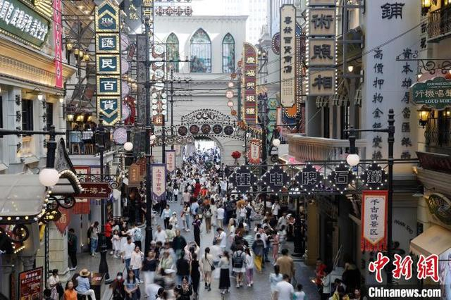 5月2日，游客在上海千古情景区游玩。中新社记者 殷立勤 摄