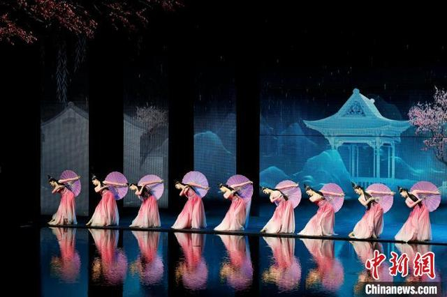 5月2日，演员在《上海千古情》中表演。中新社记者 殷立勤 摄