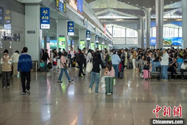 太原南站候车大厅。张烔 摄