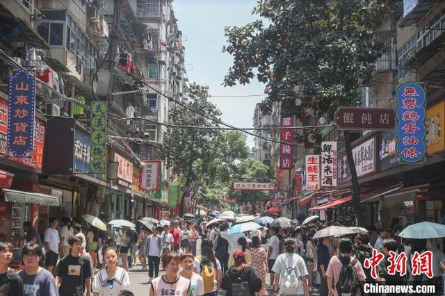 5月2日，江西南昌东湖区，游客在大士院老街参观。中新社记者 刘力鑫 摄