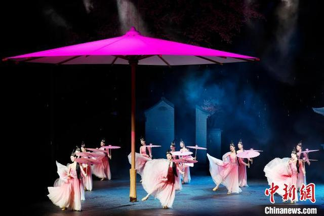 5月2日，演员在《上海千古情》中表演。中新社记者 殷立勤 摄