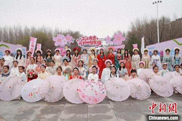 游客身着古风服饰打卡拍照。 赵宇航 摄