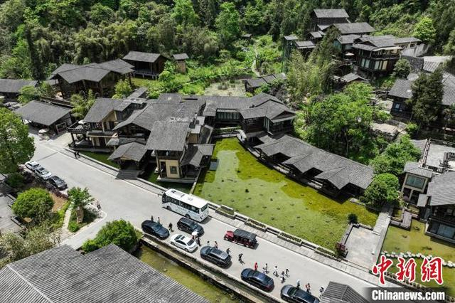 5月2日，航拍遵义市绥阳县温泉镇双河洞景区内的双河客栈。中新社记者 瞿宏伦 摄