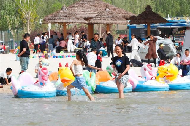 5月1日，乌海“小三亚”滨河生态园游人如织。郝鑫 摄