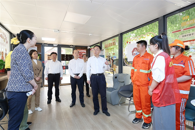 5月1日，河南省委书记刘宁到郑州市金水区文化路街道工会驿站，看望慰问环卫工人、外卖小哥。河南日报 图
