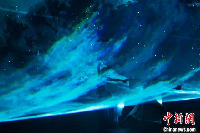 5月2日，演员在《上海千古情》中表演。中新社记者 殷立勤 摄