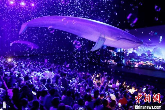 5月2日，游客观看大型歌舞《上海千古情》。中新社记者 殷立勤 摄