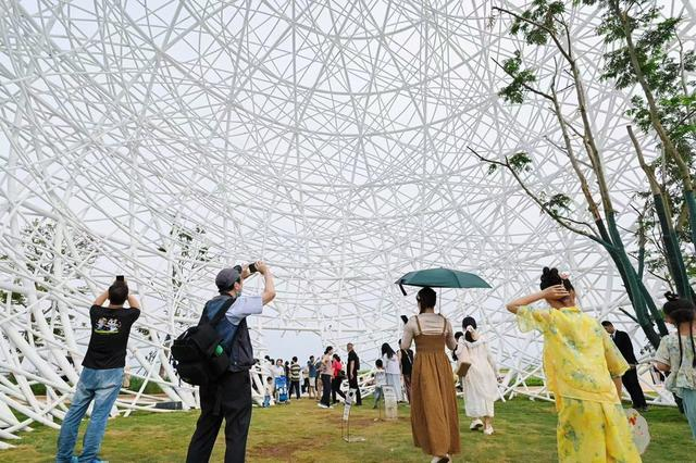 图：五一当天，超 30 万人次涌入 K11 ECOAST 海滨文化艺术区，现场氛围热烈非凡