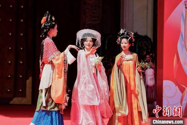 图为汉服爱好者展示服饰。汉中市委宣传部 供图 