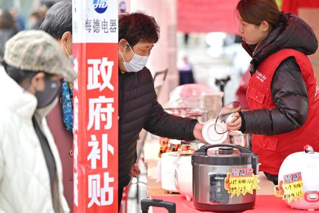 天津市北辰区居民在活动现场选购家电。 新华社记者李然摄