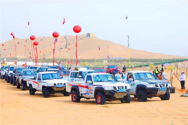 5月2日，2025全国城市沙漠越野挑战赛在乌海市金沙湾生态旅游区火热开赛。郝鑫 摄