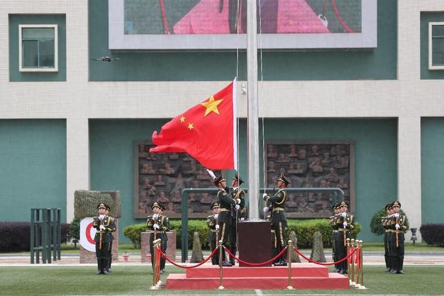 图为第19次军营开放活动在升国旗、奏唱国歌中开始。(陈帅摄)