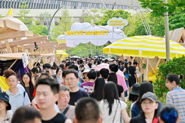 图：五一假期首日，深圳文化新地标 K11 ECOAST 海滨文化艺术区迎来客流高峰