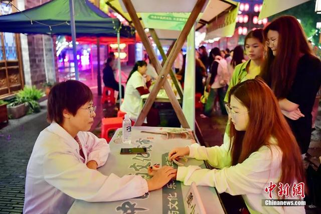 游客在中医义诊摊位前把脉问诊。樟树市委宣传部供图