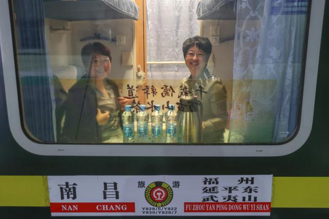 4月13日晚，搭乘赣闽首趟银发旅游专列的旅客等待发车。中新社记者 刘力鑫 摄