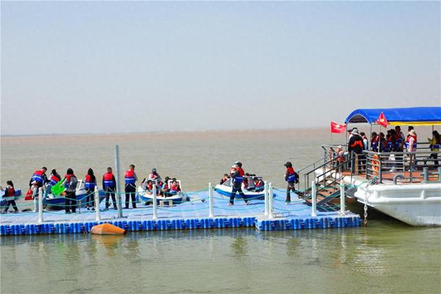 5月1日，乌海湖一号码头坐船的游客排起长队。郝鑫 摄