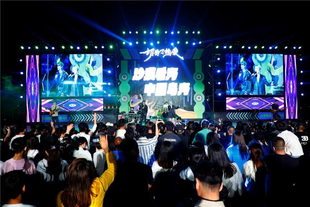 5月1日晚举行的“沙漠看海·中国乌海”2025环乌海湖全民欢乐跑户外嘉年华活动。郝鑫 摄