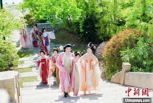 图为汉服爱好者在陕西汉中兴汉胜境汉服巡游。汉中市委宣传部 供图 
