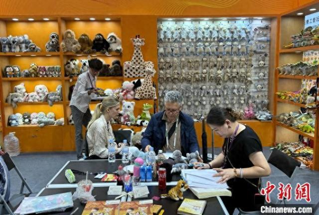 5月2日，广交会境外采购商在玩具展位商讨产品细节。中新社记者 蔡敏婕 摄