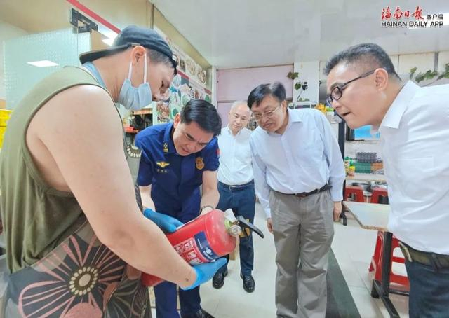 5月1日，省委书记冯飞在海口调研假期旅游市场、交通出行、安全生产等情况。海南日报 图