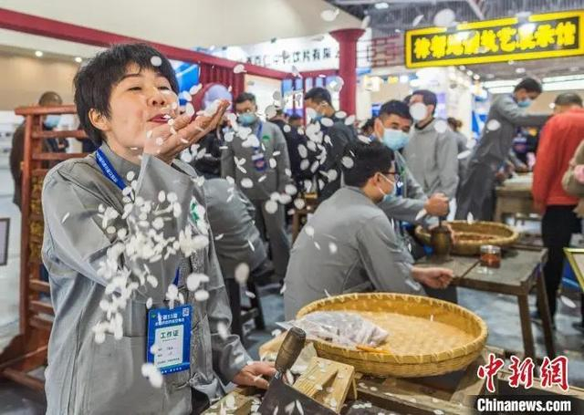 樟帮药工将切制薄如纸的白芍饮片吹起飞舞。姜涛 摄