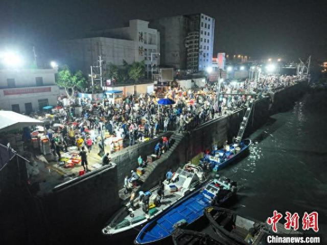 4月30日凌晨，广西北海市侨港镇电建渔港码头渔获交易现场。陈冠言 摄