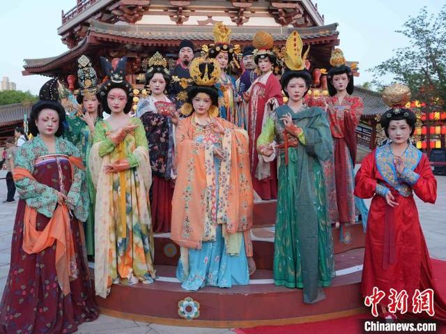 图为模特展示唐代妆造。张伯铭 摄