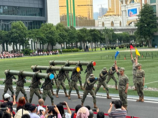 图为军事演练项目在红黄蓝队间展开比赛。(记者富子梅摄)