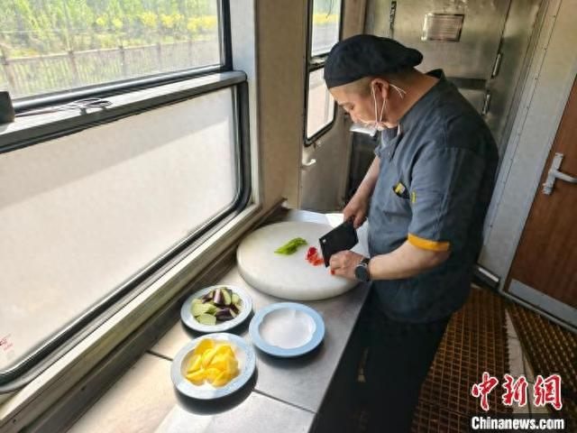 厨师正在制作新版“地三鲜” 哈铁供图