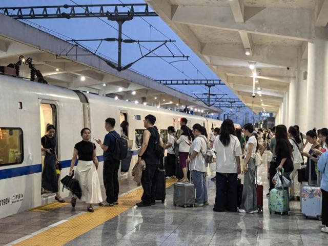 旅客在玉林站有序乘降。曾莉 摄