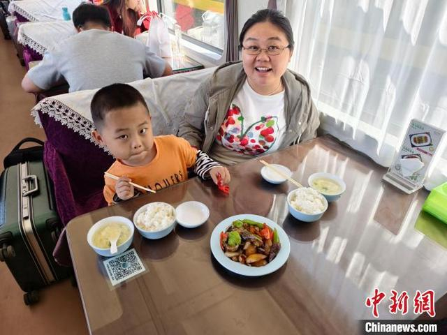 旅客在品尝新版“地三鲜” 哈铁供图